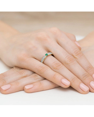 Gold ring with emerald diamonds