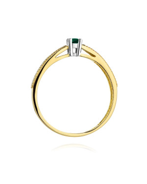 Gold ring with emerald diamonds