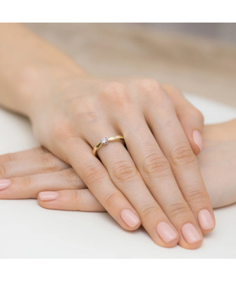 Engagement ring with 0.10ct diamond