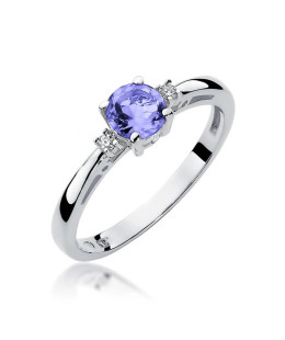 Tanzanite ring made of 14k white gold