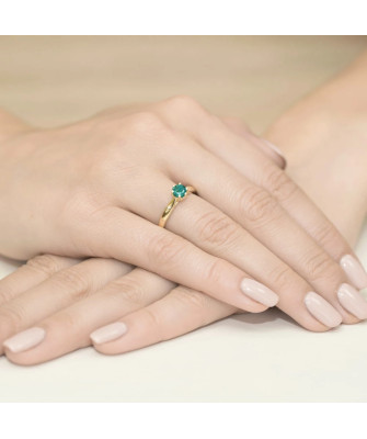 Gold ring with emerald 0.50ct