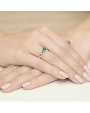 Gold ring with emerald 0.50ct