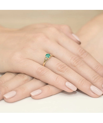 Gold ring with emerald 0.60ct