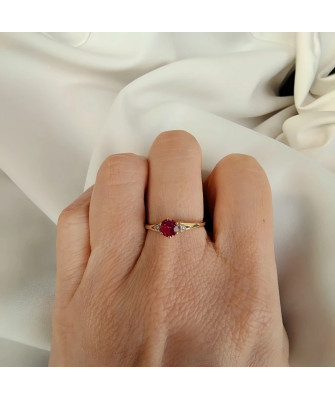 Ring with a red stone 8k