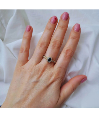 Ring 8k black stone and white zircons