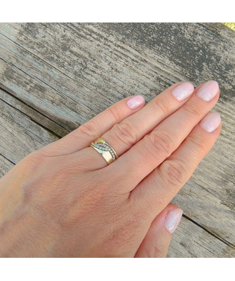 Gold ring 8k white stones