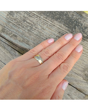 Gold ring 8k white stones