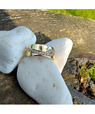 Gold ring 8k white stones