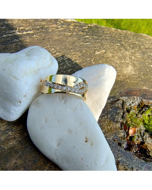 Gold ring 8k white stones
