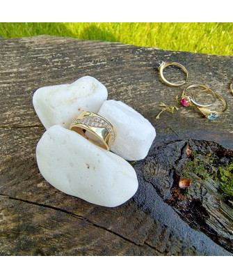 Gold ring 8k white stones
