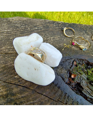 Gold ring 8k white stones