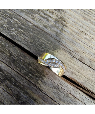 Gold ring 8k white stones