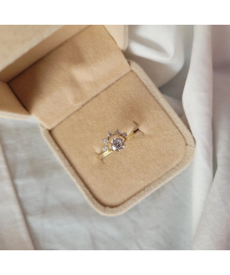 Gold ring 8k with cubic zirconia
