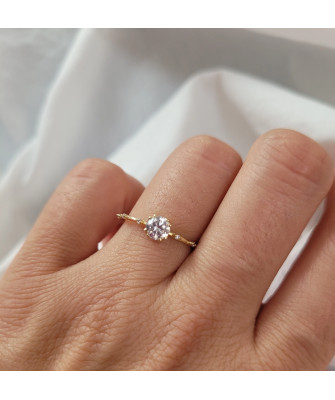 Delicate ring white stones 8k