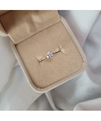 Delicate ring white stones 8k