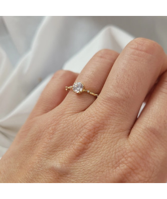 Delicate ring white stones 8k