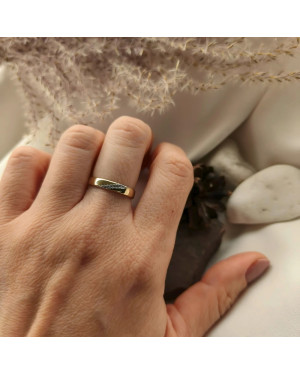 Gold ring 8k stones interwoven pattern