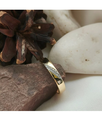 Gold ring 8k stones interwoven pattern