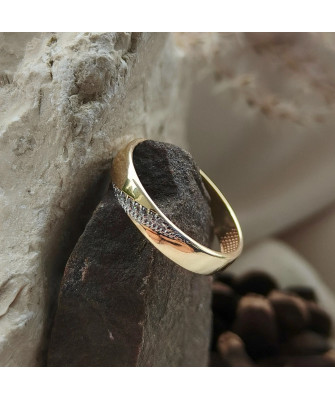 Gold ring 8k stones interwoven pattern