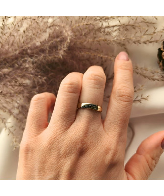 Gold ring 8k stones interwoven pattern