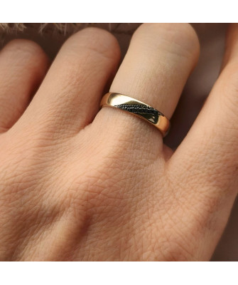 Gold ring 8k stones interwoven pattern