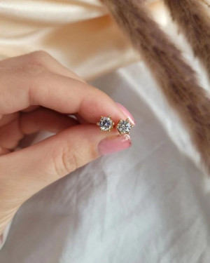 Złote kolczyki kwiatuszki próba 14k z brylantem 0,20ct