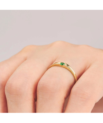 Ring with a green stone 8k
