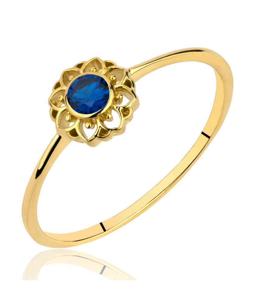 Ring with a large stone gold 8k