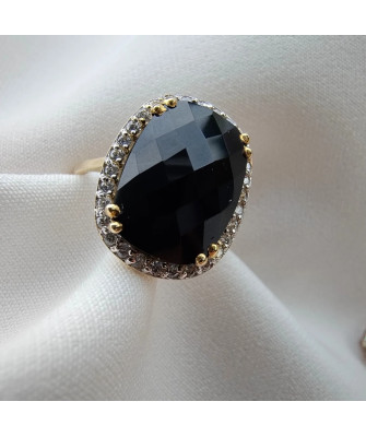 Ring with a large stone gold 8k