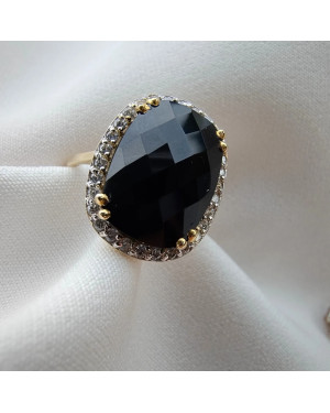 Ring with a large stone gold 8k