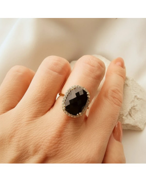 Ring with a large stone gold 8k