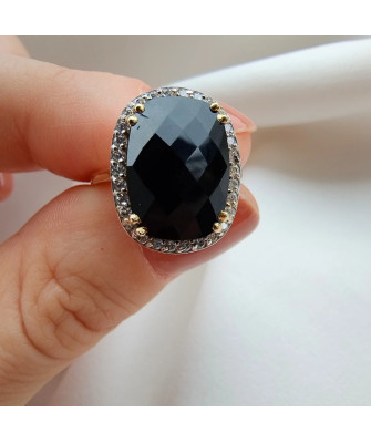 Ring with a large stone gold 8k