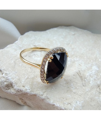 Ring with a large stone gold 8k