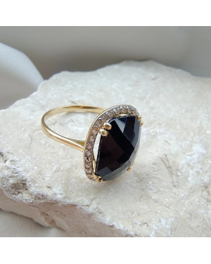 Ring with a large stone gold 8k