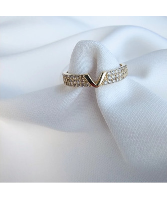 Ring with a large stone gold 8k