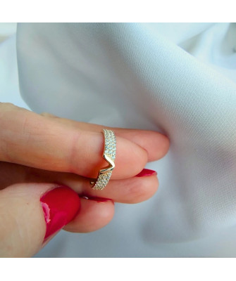 Ring with a large stone gold 8k