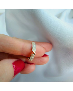 Ring with a large stone gold 8k