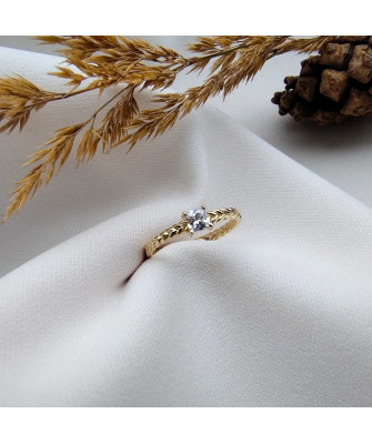 Ring with a large stone gold 8k