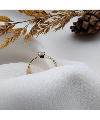 Ring with a large stone gold 8k