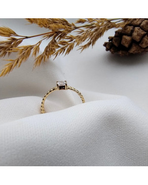 Ring with a large stone gold 8k