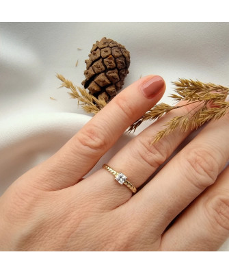 Ring with a large stone gold 8k