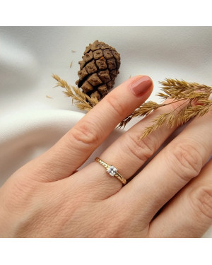 Ring with a large stone gold 8k