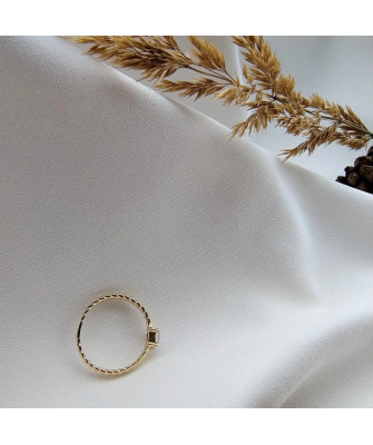 Ring with a large stone gold 8k