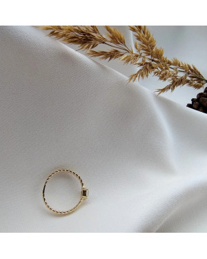 Ring with a large stone gold 8k