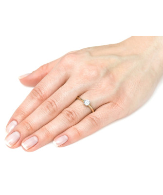 Engagement ring with zirconia