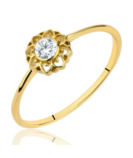 Ring with a large stone gold 8k