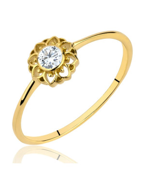 Ring with a large stone gold 8k