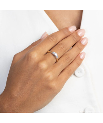 Gold ring with 0.30ct diamond certificate