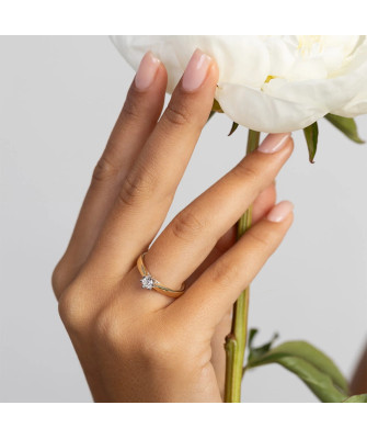 Gold ring with 0.30ct diamond certificate