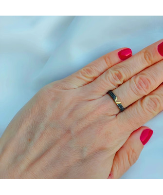 Ring with a large stone gold 8k